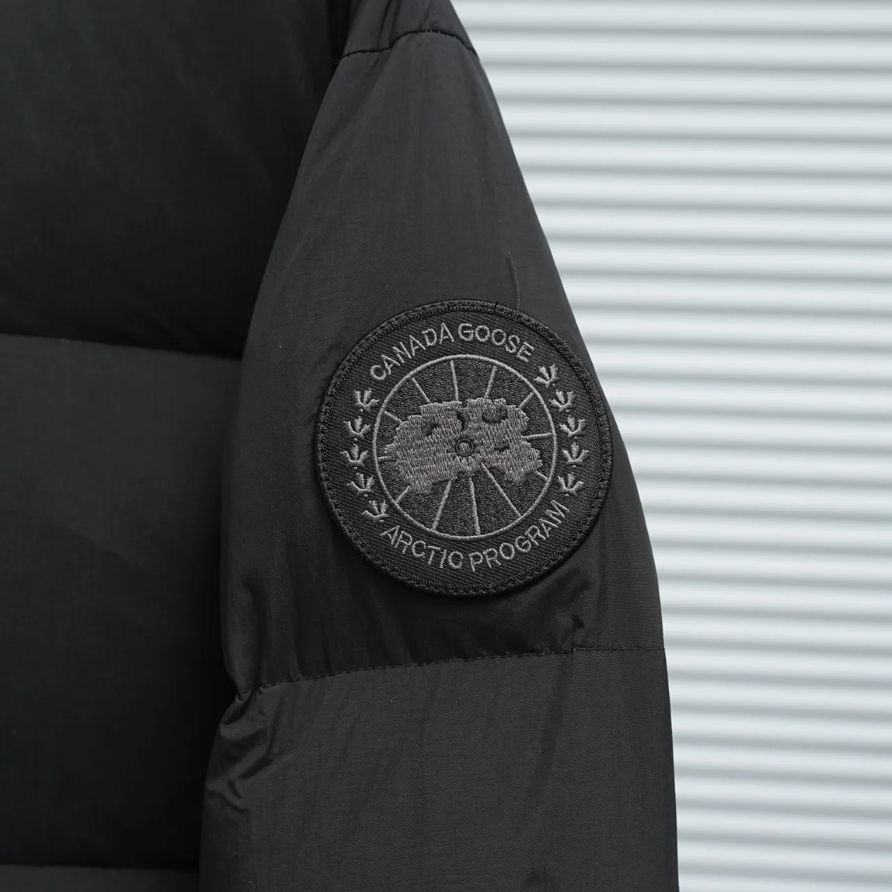 P940 Canada Goose Lawrence Down Jacket The Lawrence Down Jacket provides essential protection for everyday adventures and is made from sustainable Enduraluxe fabric with a durable soft touch. It features a quilted body, an adjustable down hood and a longer hem. Adjustable, down-filled, communicated hood. Two-way center front zipper increases range of motion and ventilation. The chin-protecting suede knit stand-up collar is soft and extra-comfortable. Inset rib-knit cuffs for added comfort and locked in heat. CORDURAD piping at the cuffs hem and reflective double-stripe grip tape at the back. Internal shoulder strap Color: black with red label black with black label azure blue Size: XS-2XL